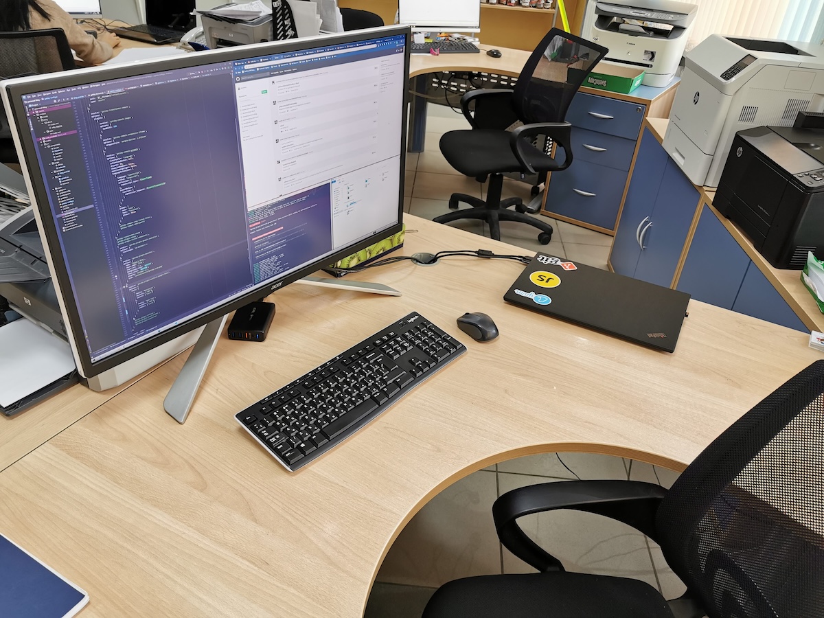 Full setup with the monitor